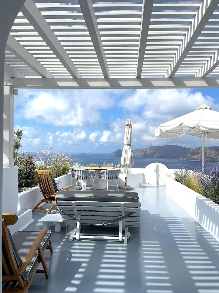 The Carpenter's Suite with Hot Tub & Caldera View