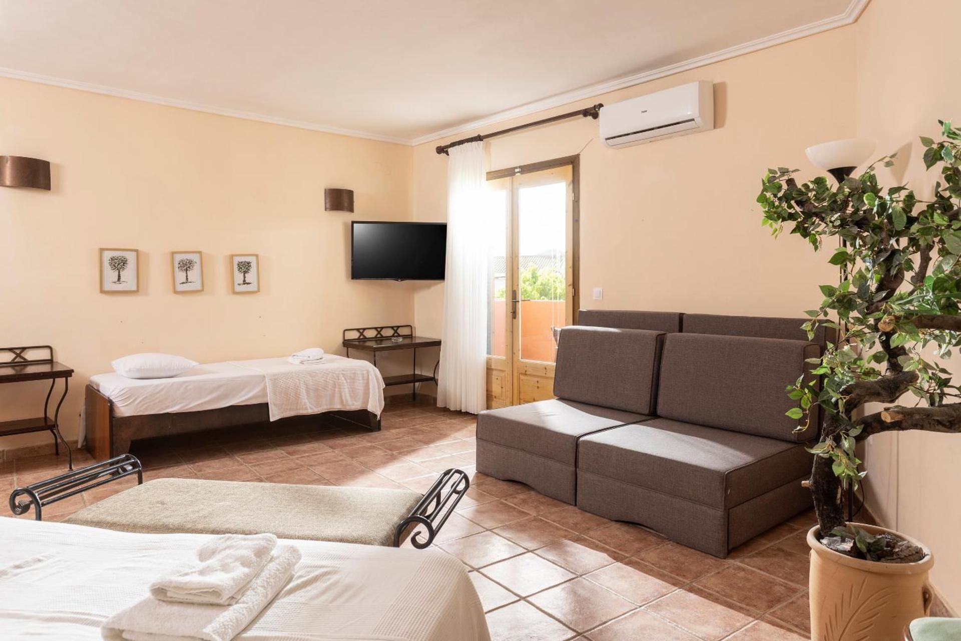 Family Room (3 Adults + 2 Children)