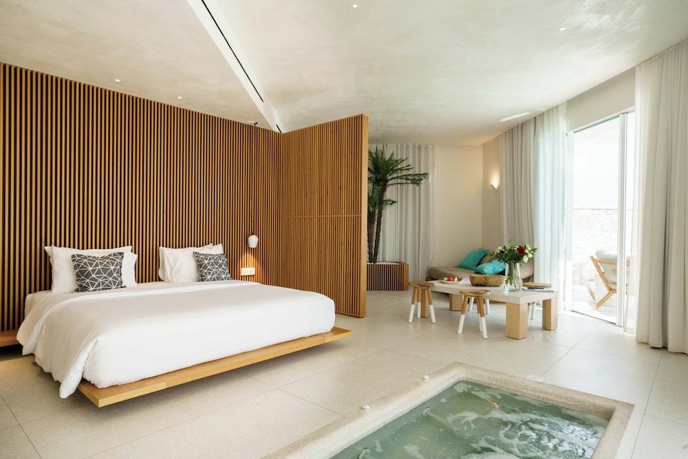 Island Suite with private pool, Jetted Tub