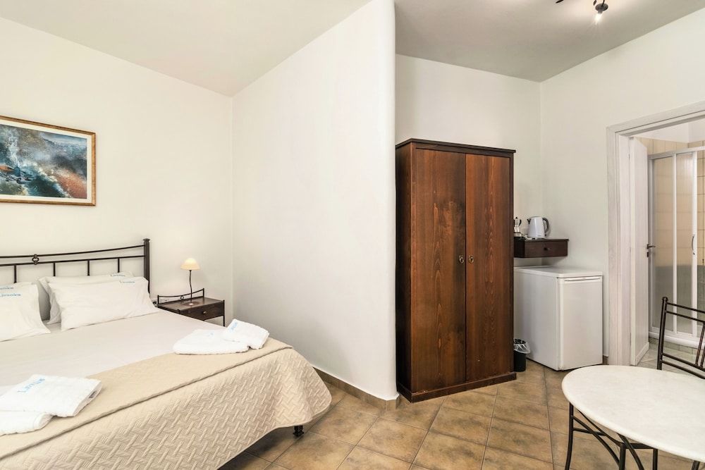 Livanios Studios Deluxe Studio (No 6)