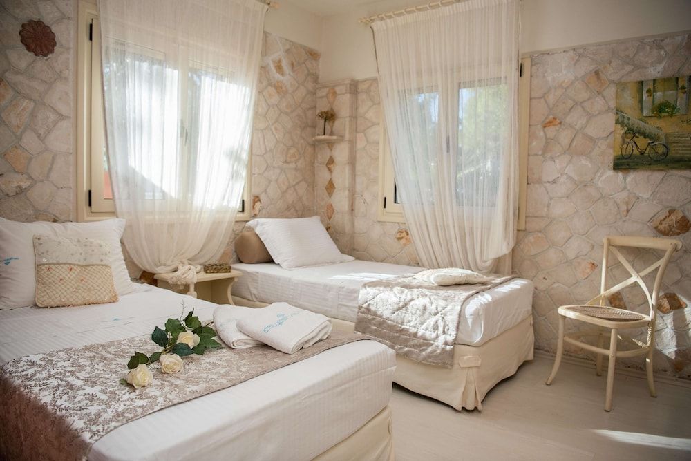 Three-Bedroom Beachfront View Suite
