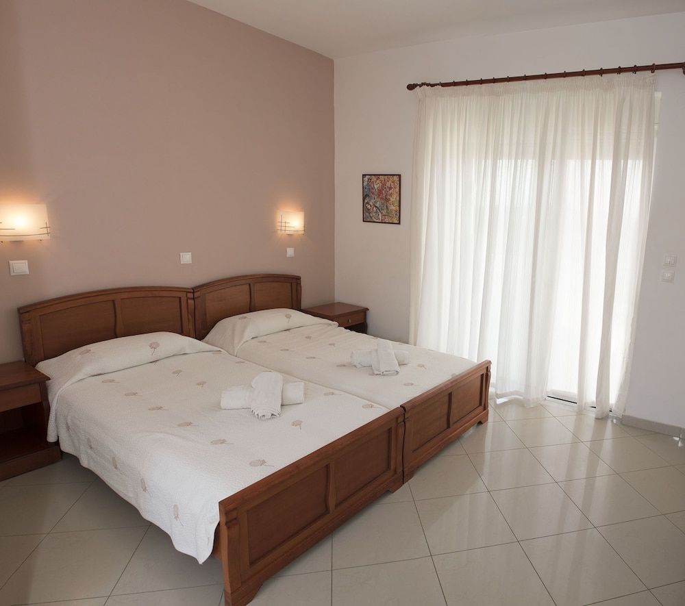 Classic Studio, 2 Twin Beds, Kitchenette, Garden View