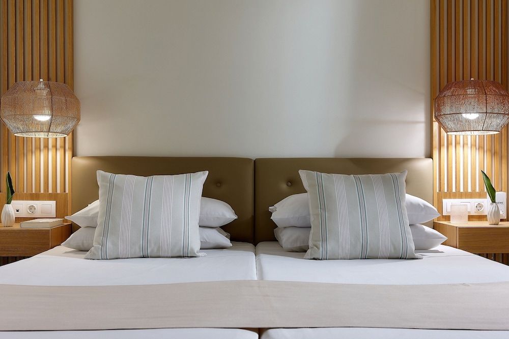 Classic Room, 1 Queen Bed, Balcony (View)