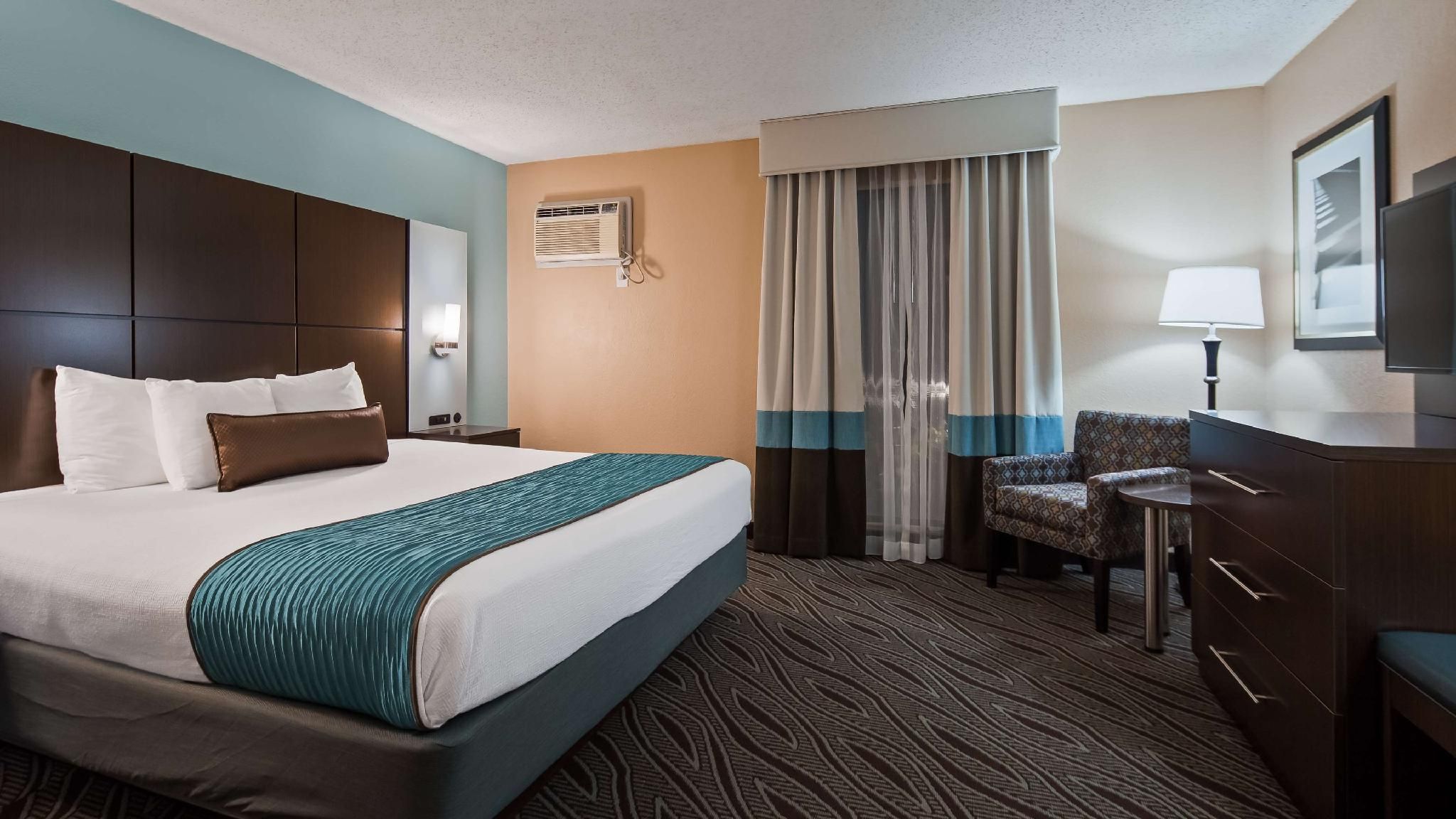 1 King Bed, Nonsmoking, Smaller Room