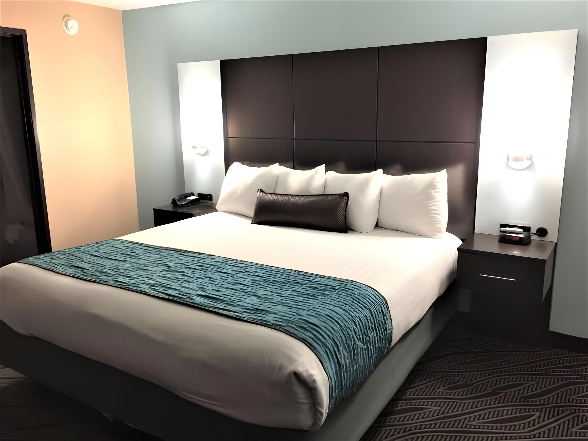 1 King Bed, Nonsmoking, Smaller Room