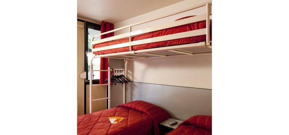 Premiere Classe Brive La Gaillarde Ouest Standard Room, 3 Twin Beds 5