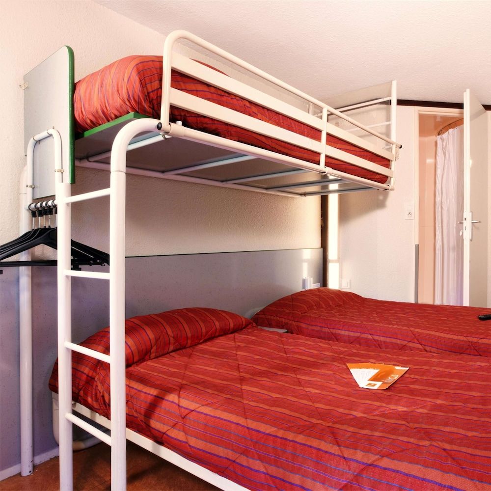 Premiere Classe Brive La Gaillarde Ouest Standard Room, 3 Twin Beds 9