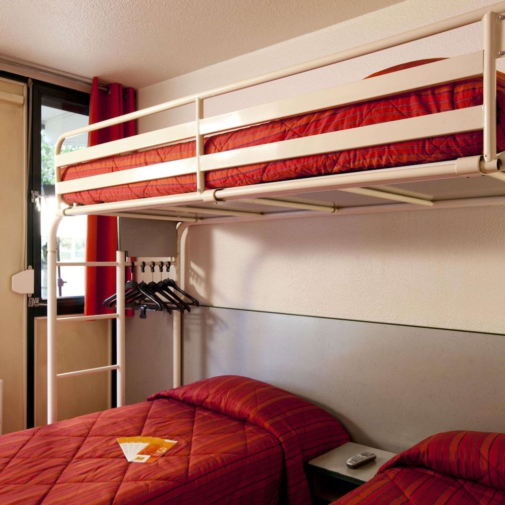 Premiere Classe Brive La Gaillarde Ouest Standard Room, 3 Twin Beds 8