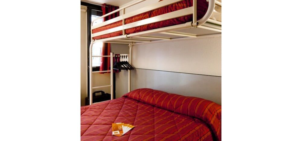 Premiere Classe Brive La Gaillarde Ouest Standard Room, Multiple Beds (1 Double and 1 Single bed) 3