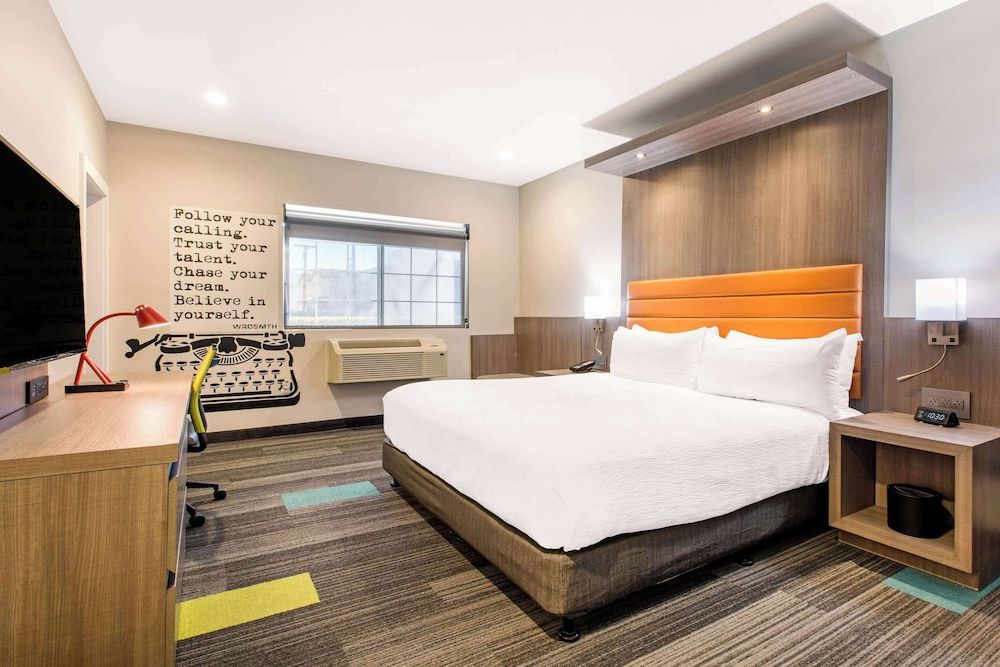 Rodeway Inn near Melrose Ave Standard Room, 1 King Bed, Non Smoking 6