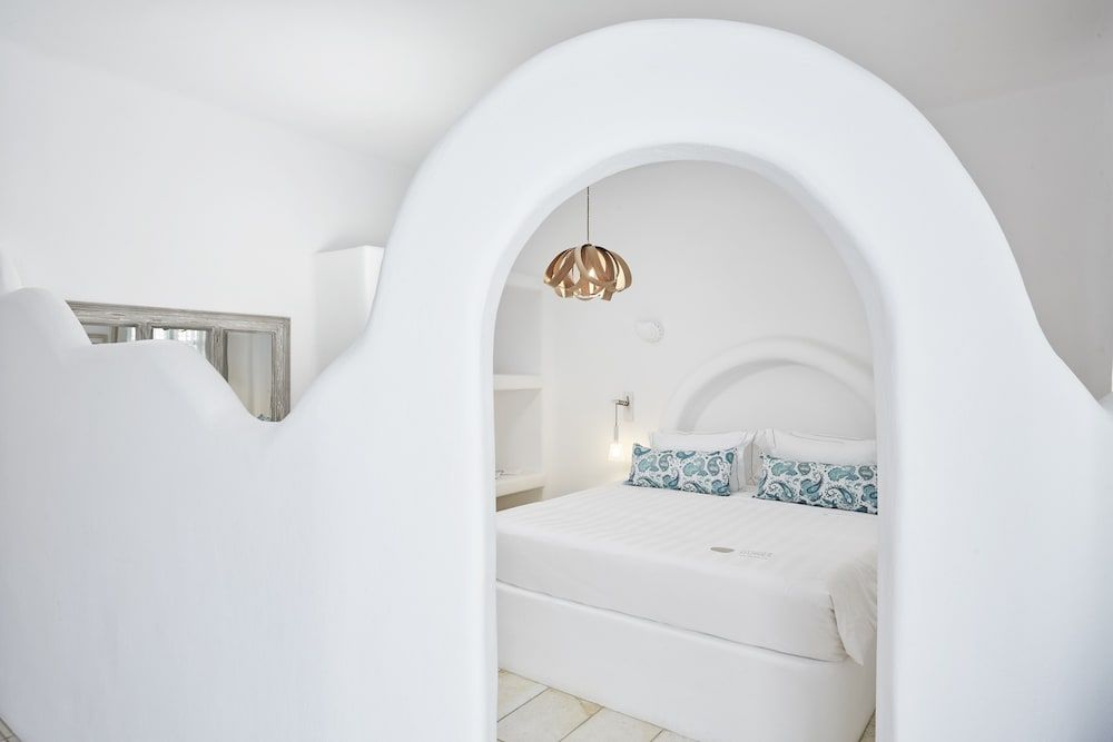 White Cyclades Apartment (Semi - Based Apartment with Indoor Garden)