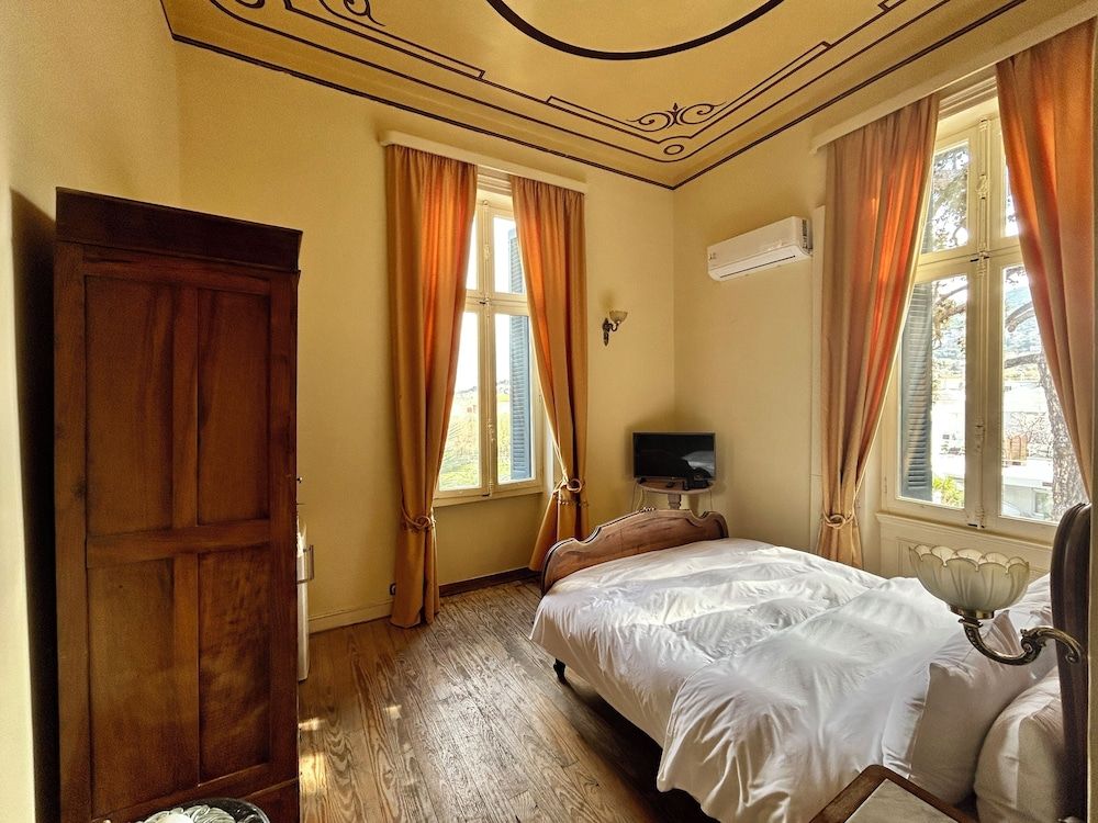 The Loriet Mansion Junior Suite with Partial Sea View 2