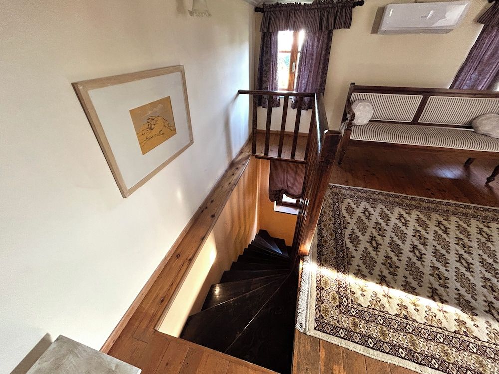 Mansion Cottage - Split Level with Patio