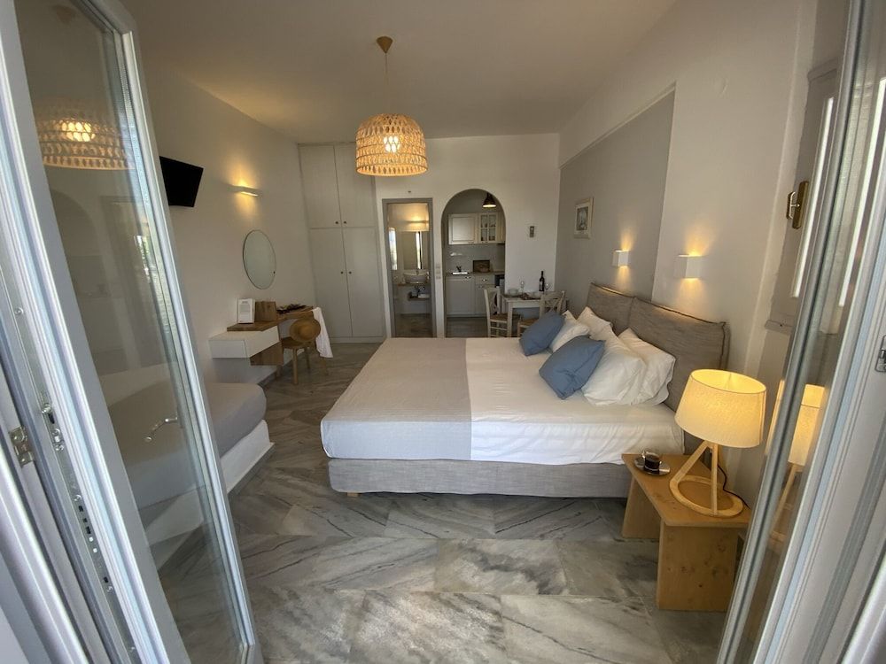 Deluxe Studio (3 Adults)