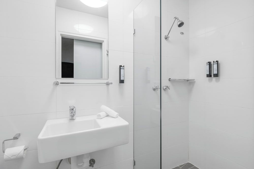 Great Southern Hotel Melbourne Standard Queen Room 4