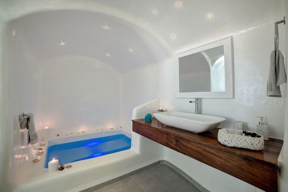 Fira Deep Blue Suite Deluxe Villa, Jetted Tub, Sea View 8