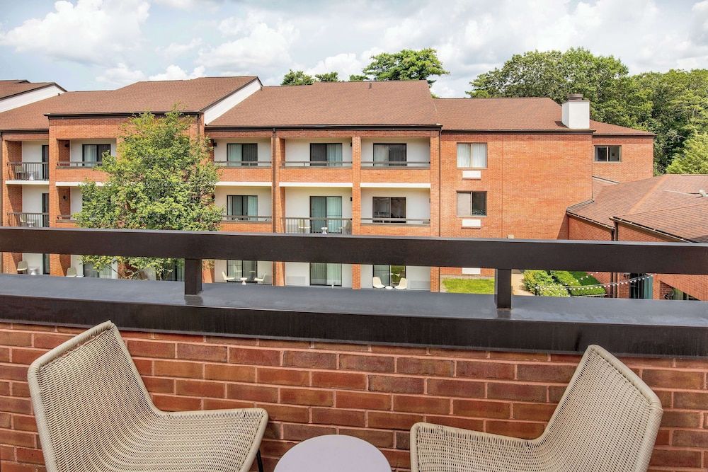 Sonesta Select Boston Foxborough Mansfield Deluxe Room, 1 King Bed with Sofa bed, Balcony (Interior View) 2