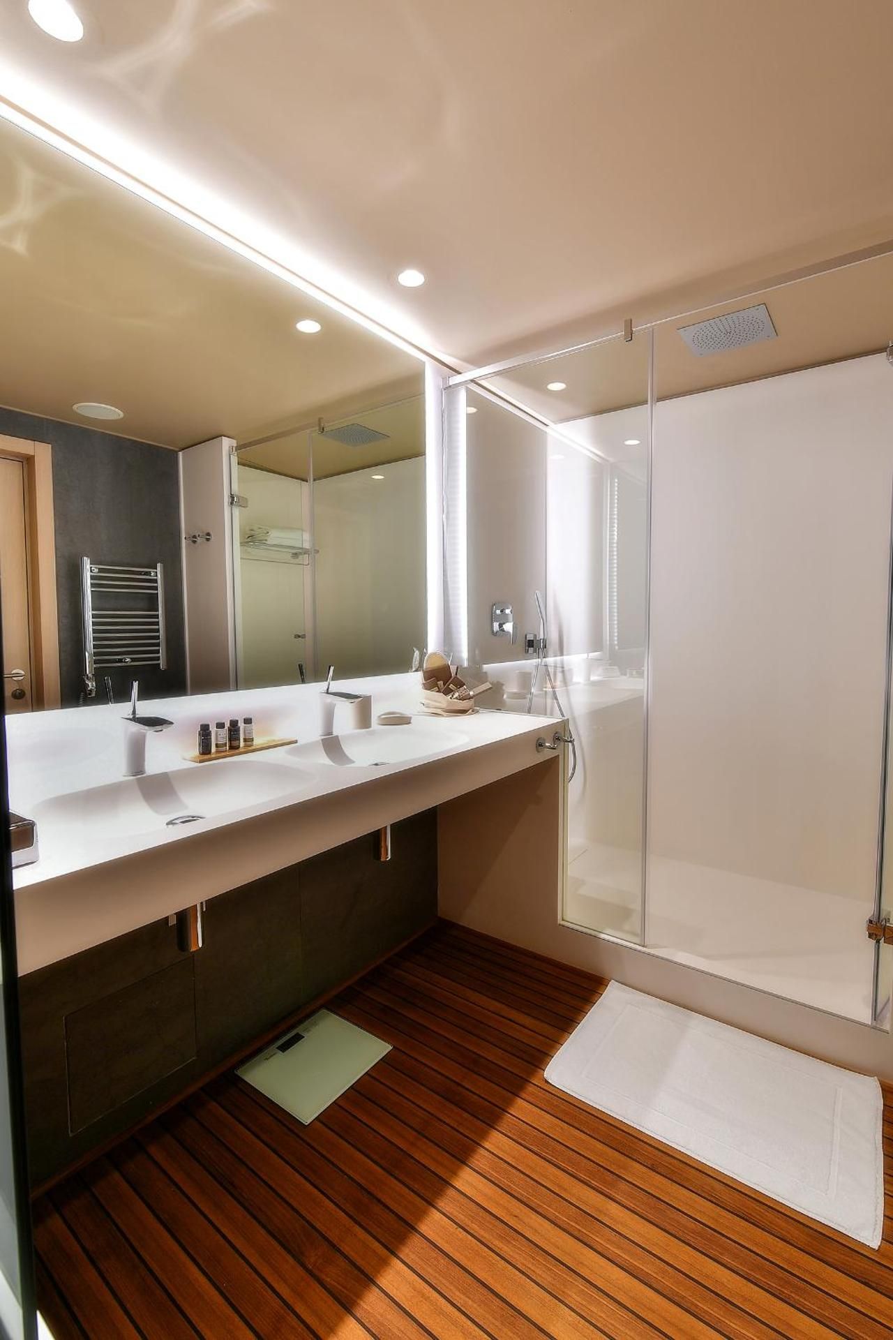 Suite with Partial Lake View 