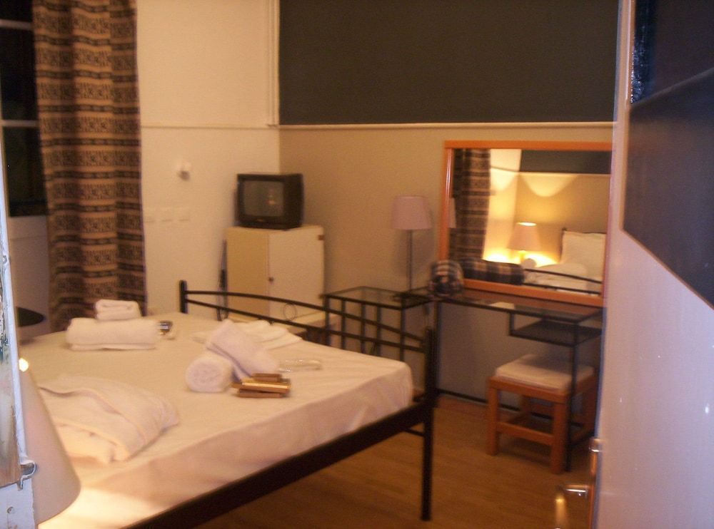 The New Yorkers Hotel Royal Double Room, 1 Queen Bed, Shared Bathroom 7