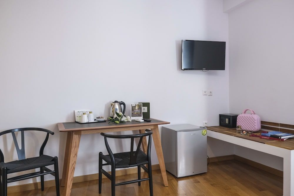 Lotus Inn Deluxe Double Room, City View 12