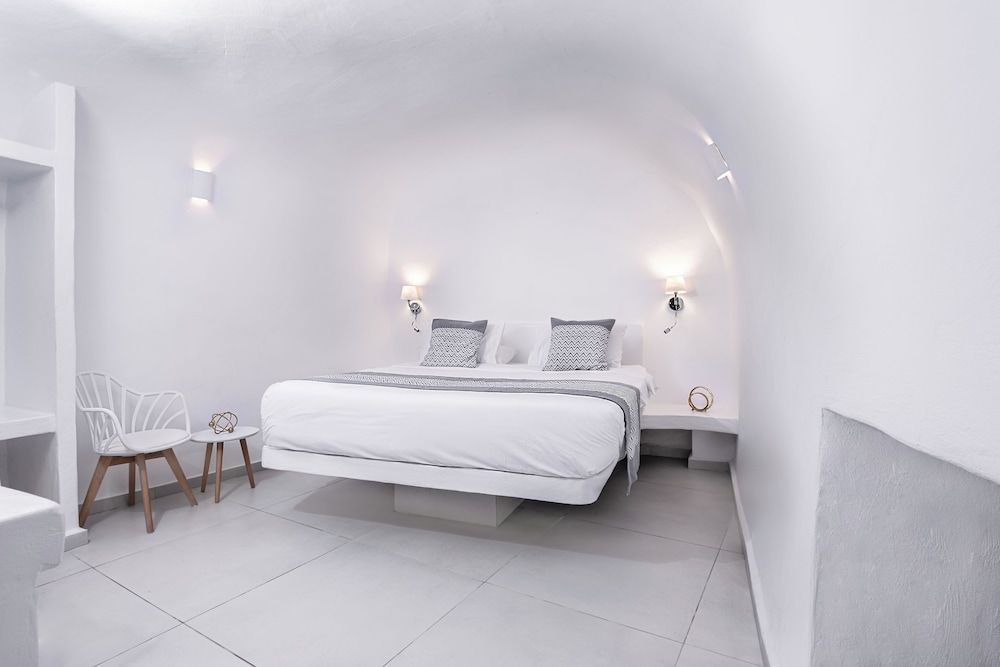 Two Bedroom Cave Suite with Caldera & Sea View