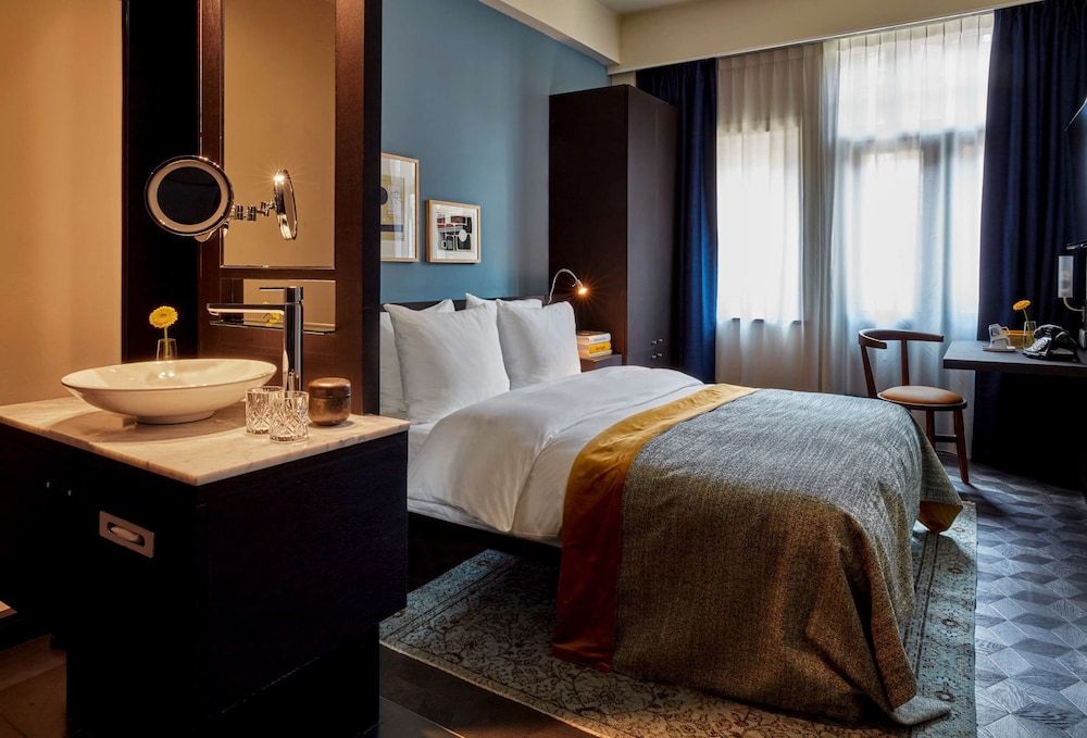 Park Centraal Amsterdam, part of Sircle Collection Classic Room, 1 Queen Bed 4