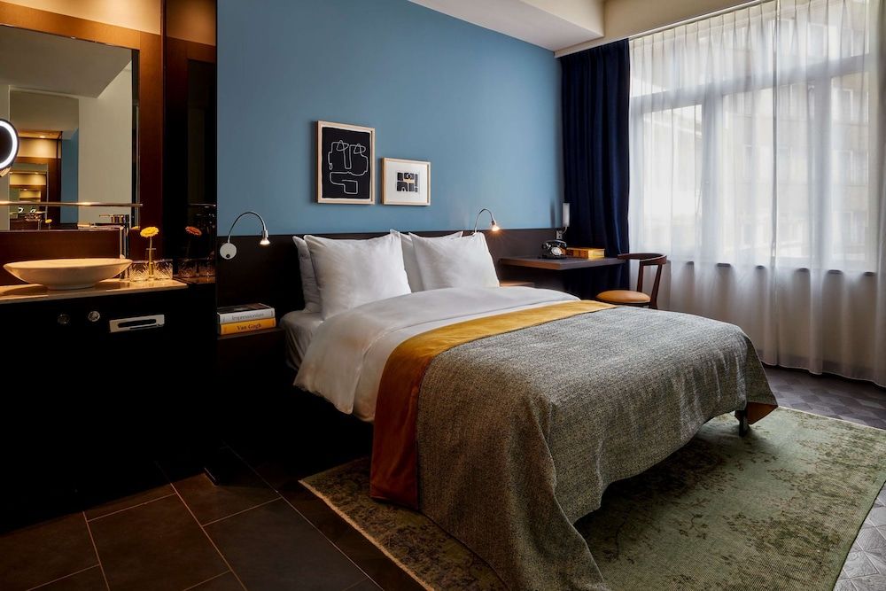 Park Centraal Amsterdam, part of Sircle Collection Classic Room, 1 Queen Bed 3