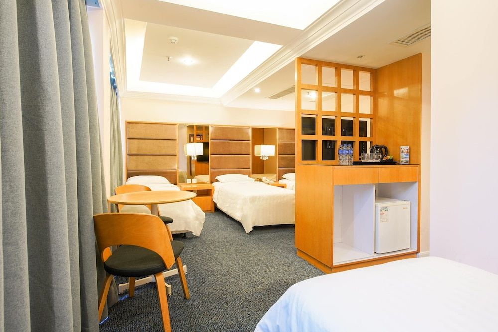 Warwick Hotel Triple Room, Mountain View 2