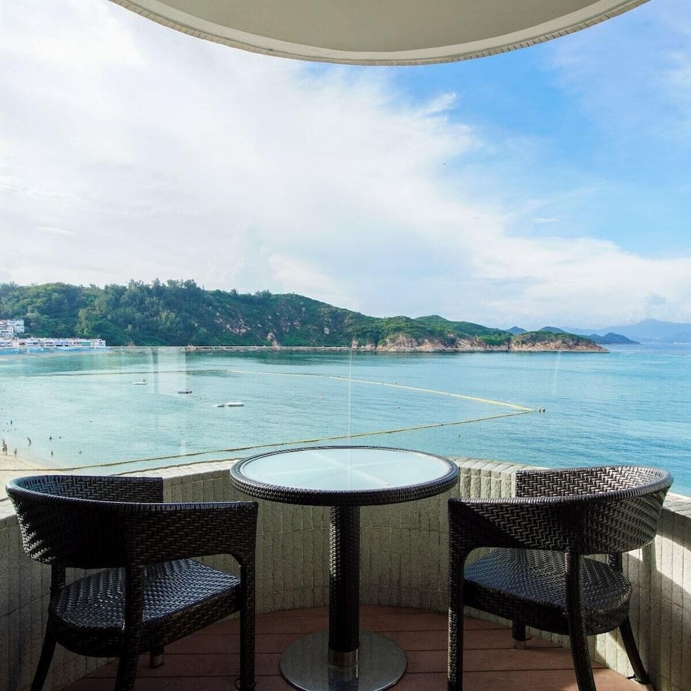 Warwick Hotel Family Suite, Balcony, Ocean View 4