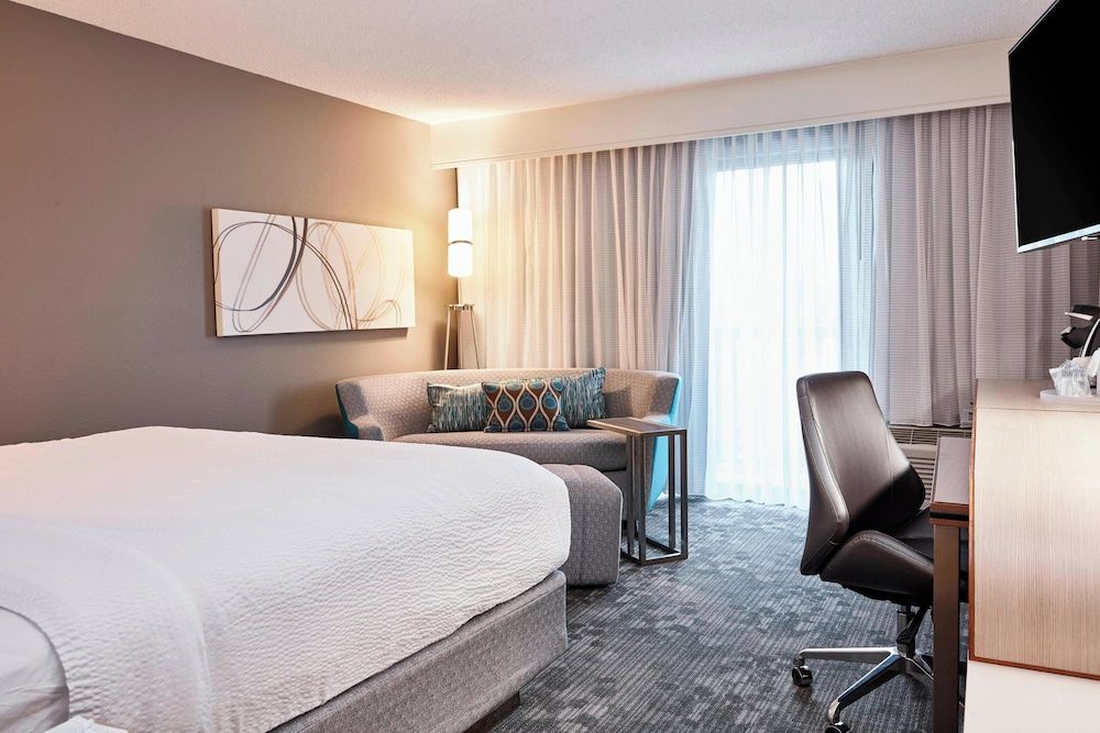 Room, 1 King Bed, Non Smoking, Balcony (Mobility/Hearing Access, Roll-in Shwr)