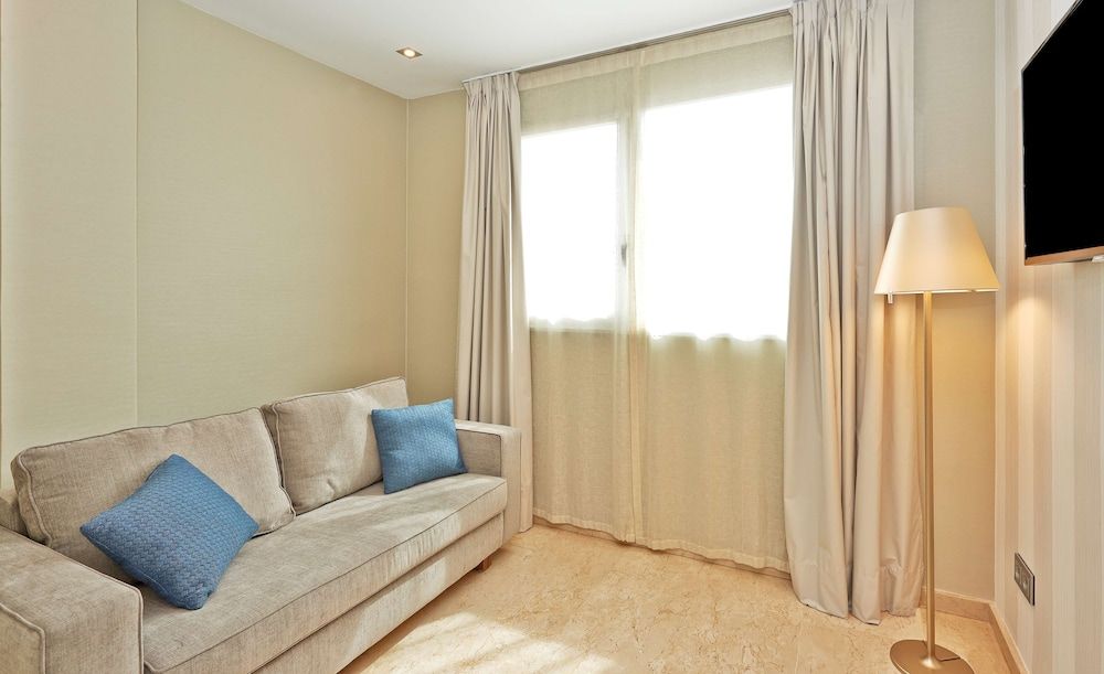 NH Ciudad de Zaragoza Family Room (View) 9