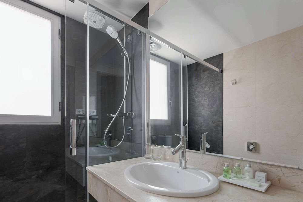 NH Ciudad de Zaragoza Family Room (View) 7