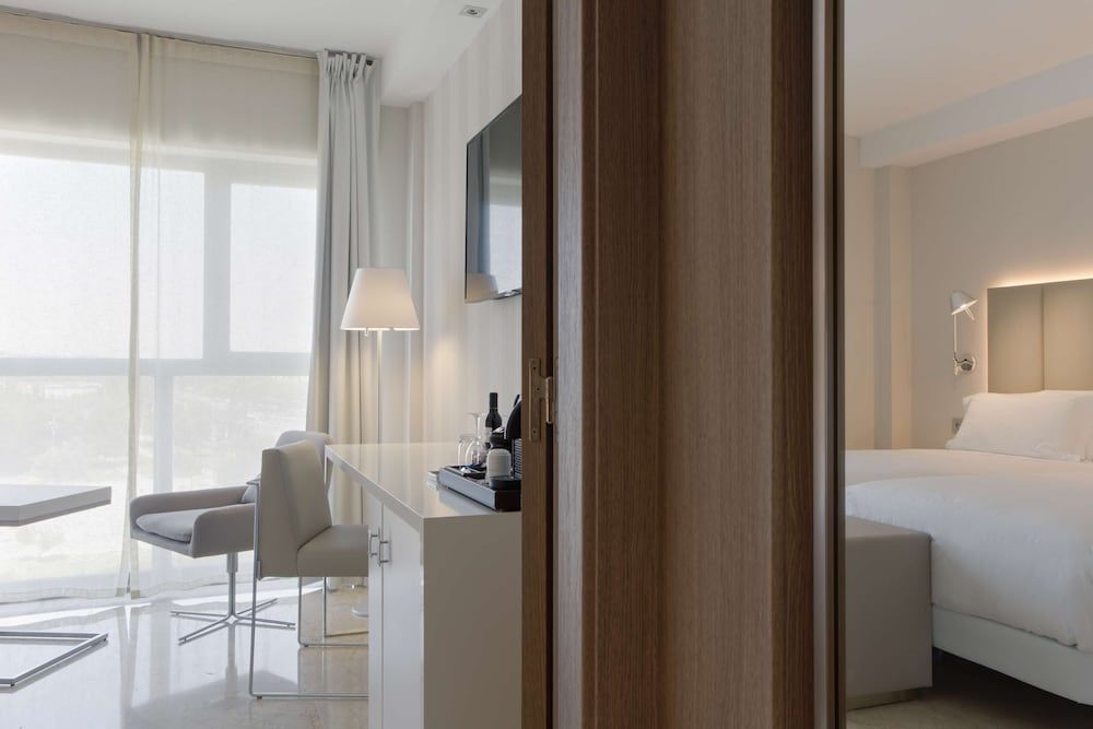 NH Ciudad de Zaragoza Family Room (View) 10