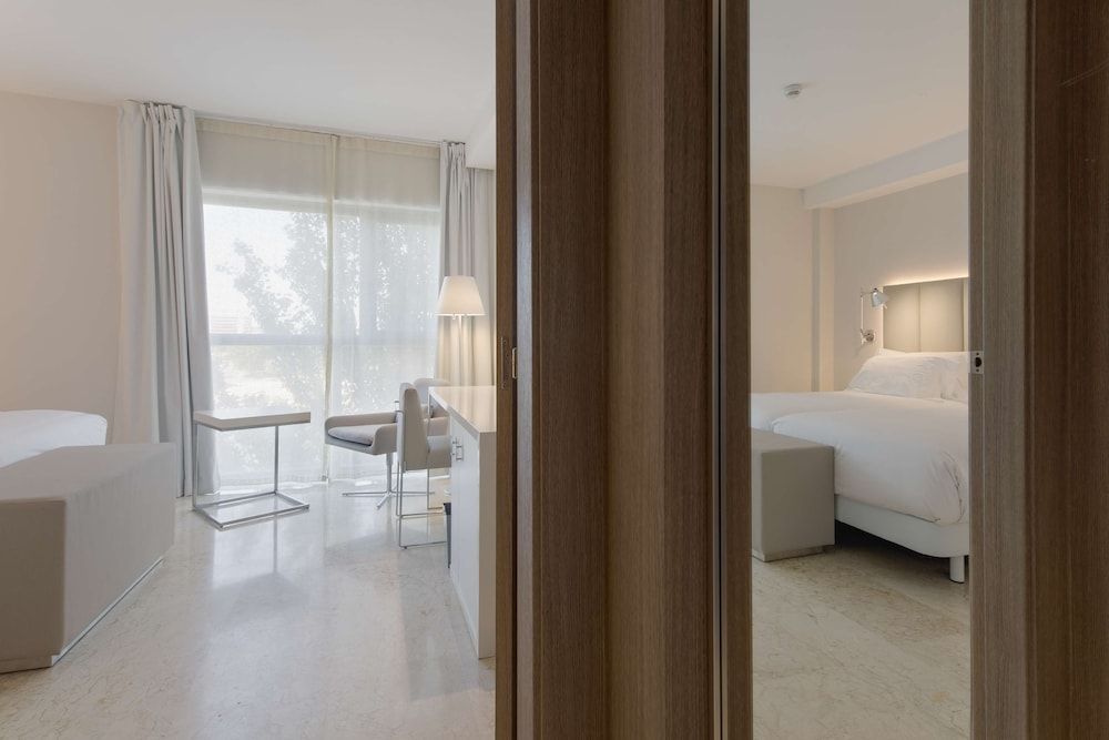 NH Ciudad de Zaragoza Family Room (View)