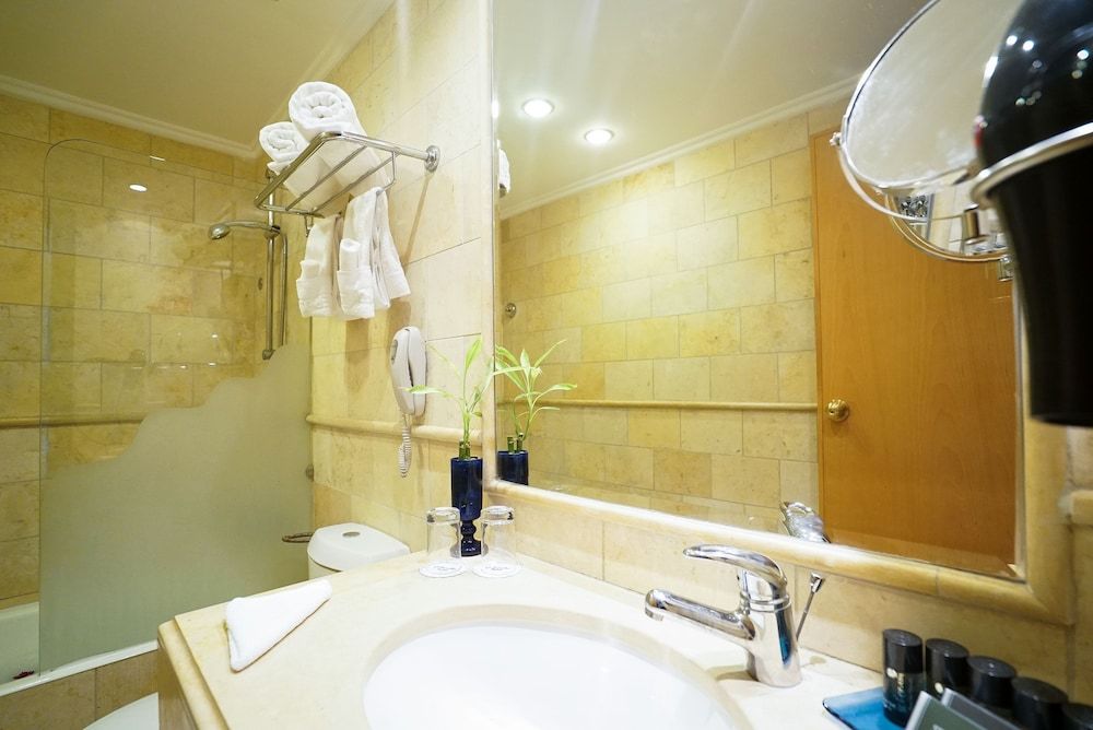 Ambassador Hotel Standard Twin Room 4