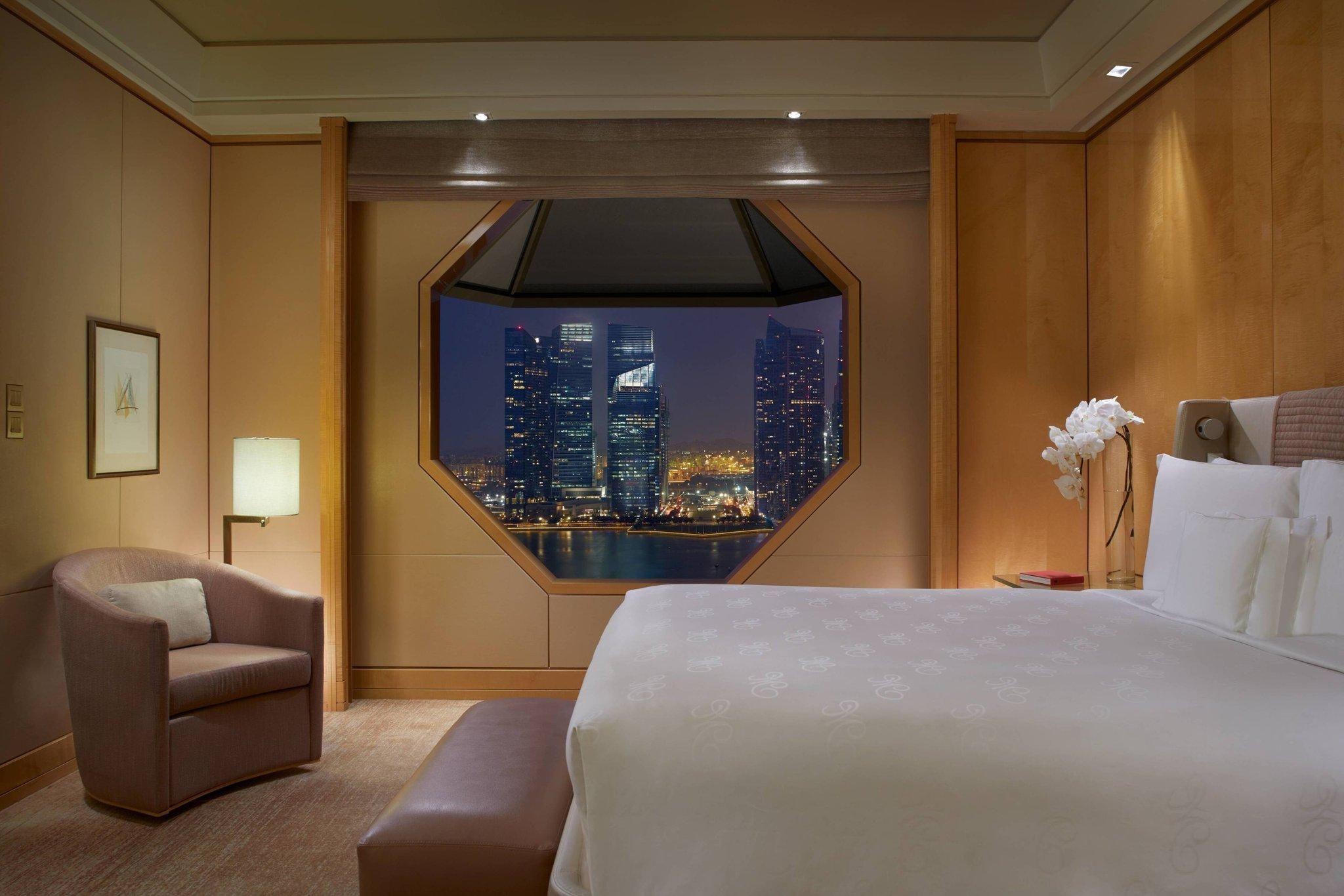 Club Deluxe Suite, Club lounge access, Suite, 1 King, Marina Bay view