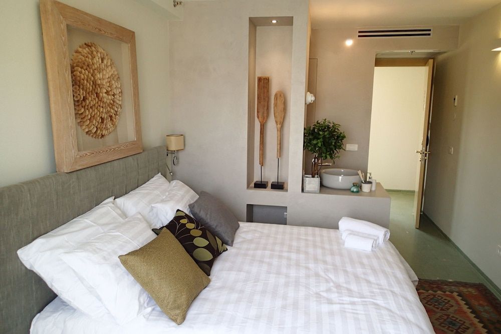 Margosa Hotel Classic Room, Balcony, City View