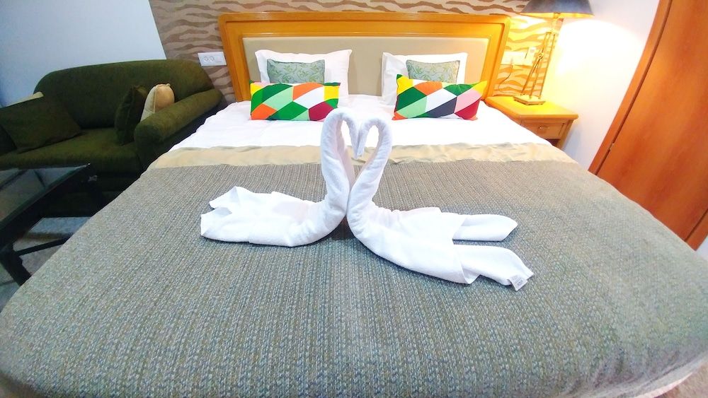 City Suites Deluxe Studio Suite, Balcony, Partial Sea View