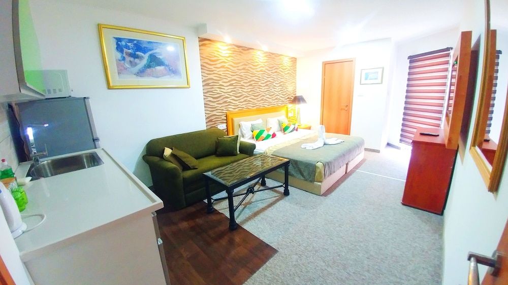 City Suites Deluxe Studio Suite, Balcony, Partial Sea View 4