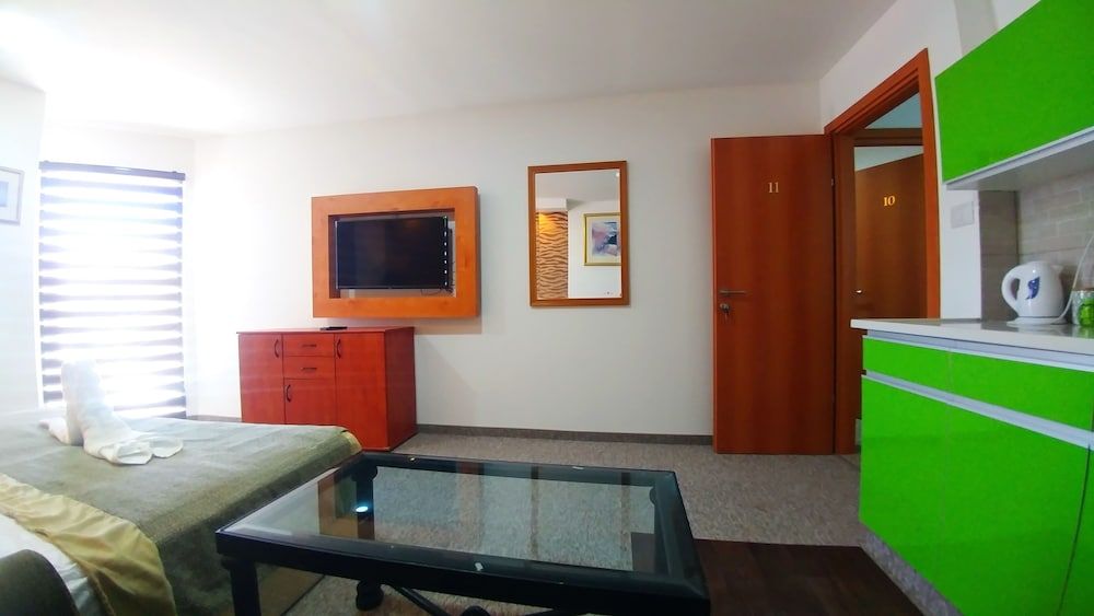 City Suites Deluxe Studio Suite, Balcony, Partial Sea View 3