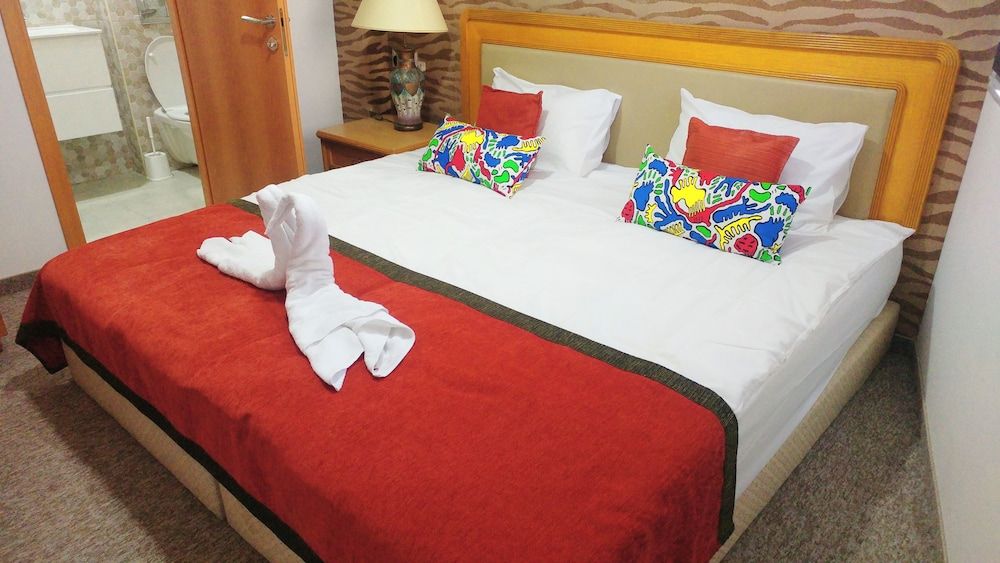 City Suites Family Room, City View 3