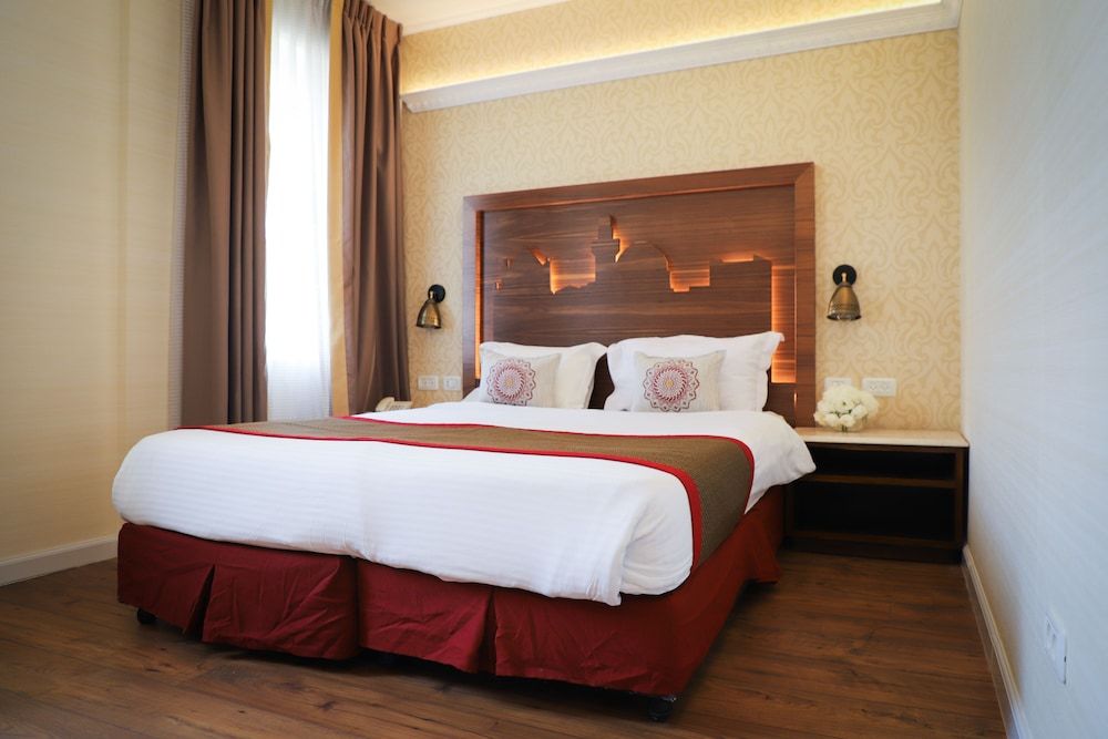 YMCA Three Arches Hotel Deluxe Triple Room 4