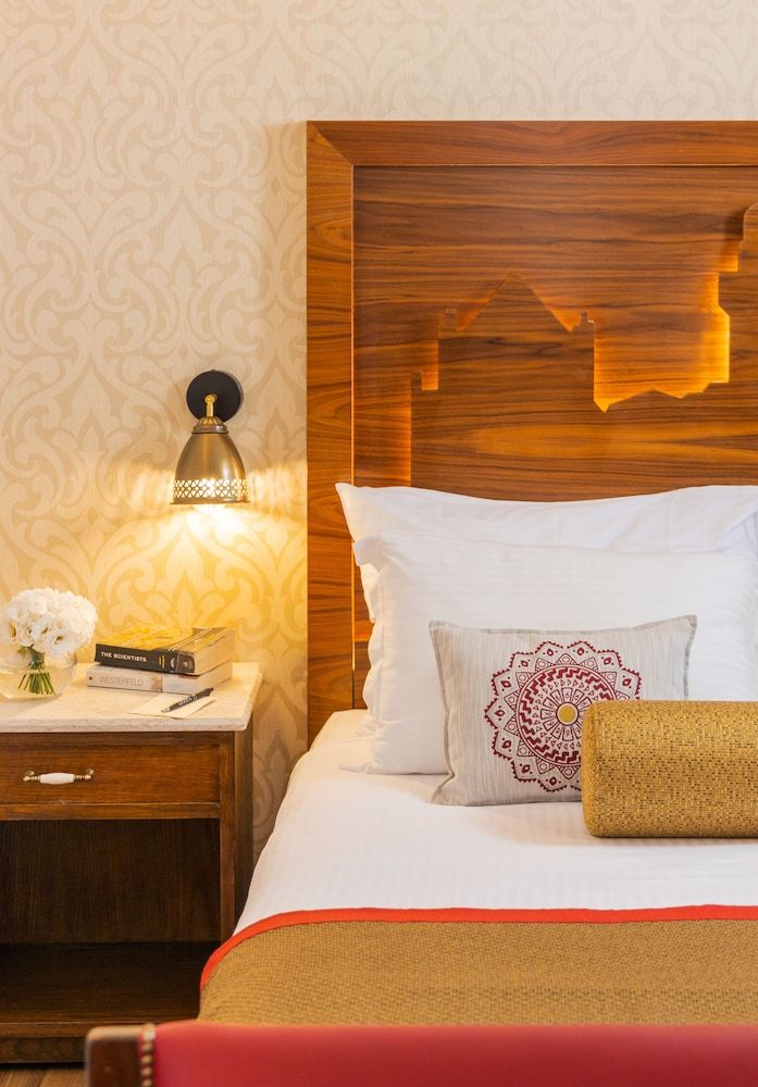 YMCA Three Arches Hotel Deluxe Triple Room 3