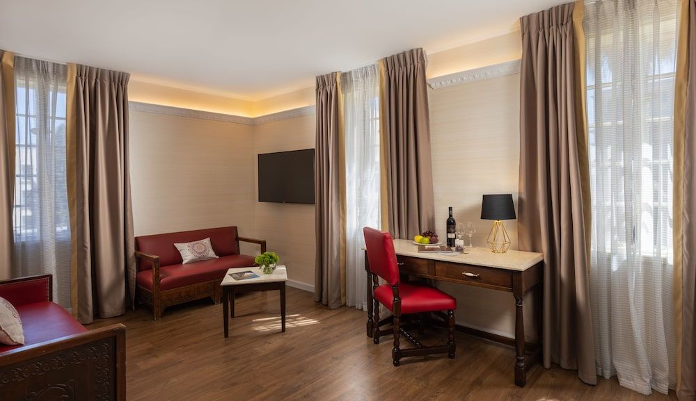 YMCA Three Arches Hotel Deluxe Suite 8