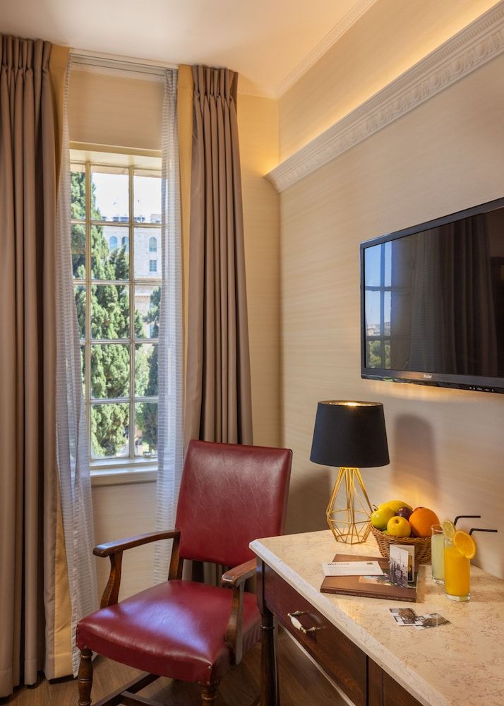 YMCA Three Arches Hotel Deluxe Double Room 9
