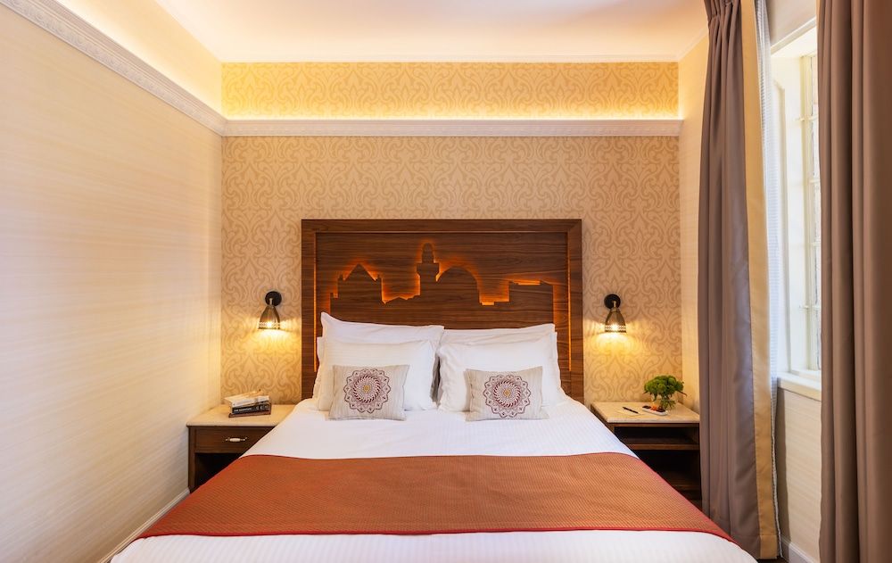 YMCA Three Arches Hotel Deluxe Double Room 4