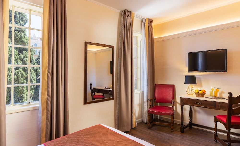 YMCA Three Arches Hotel Deluxe Double Room 8