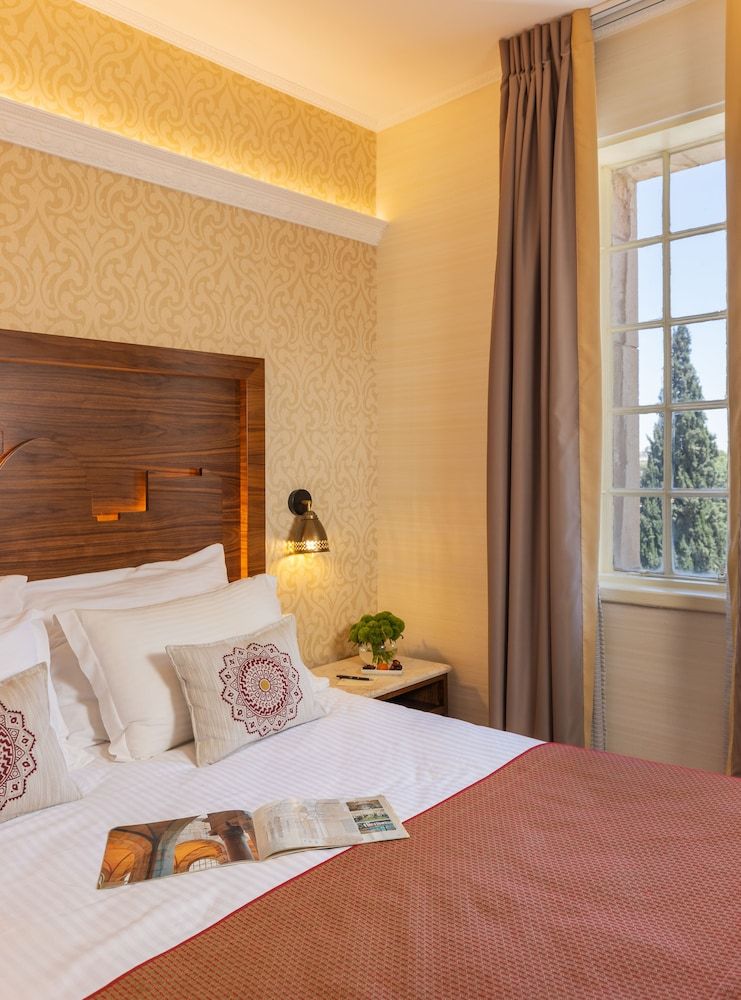YMCA Three Arches Hotel Deluxe Double Room 3