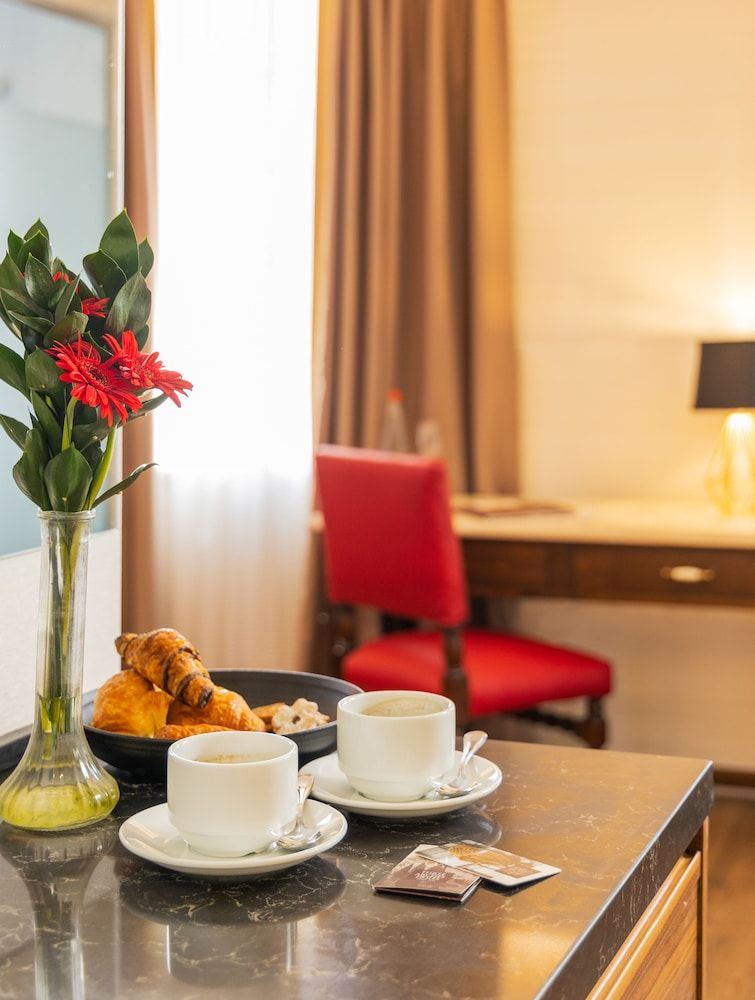 YMCA Three Arches Hotel Deluxe Triple Room 7