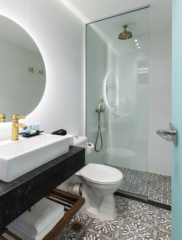 YMCA Three Arches Hotel Deluxe Triple Room 6